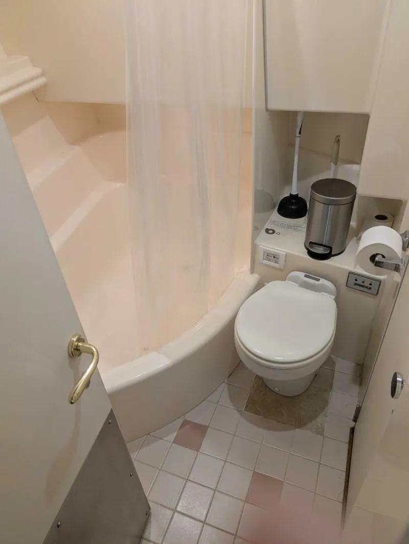 Slide: The Image of Carver 455 Aft Cabin Guest Head - 5960553