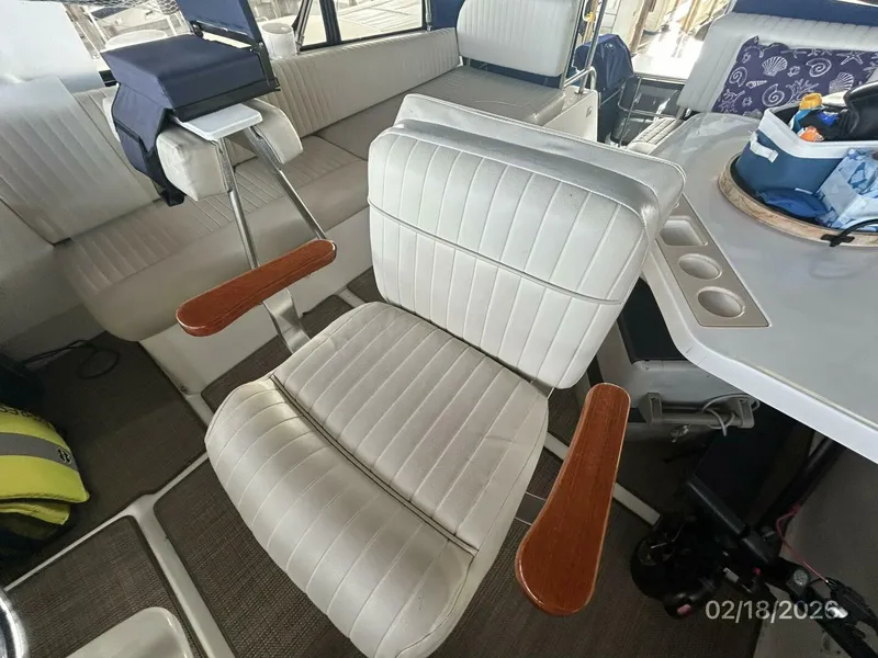 Slide: The Image of 43' Mainship flybridge helmseat - 5961194