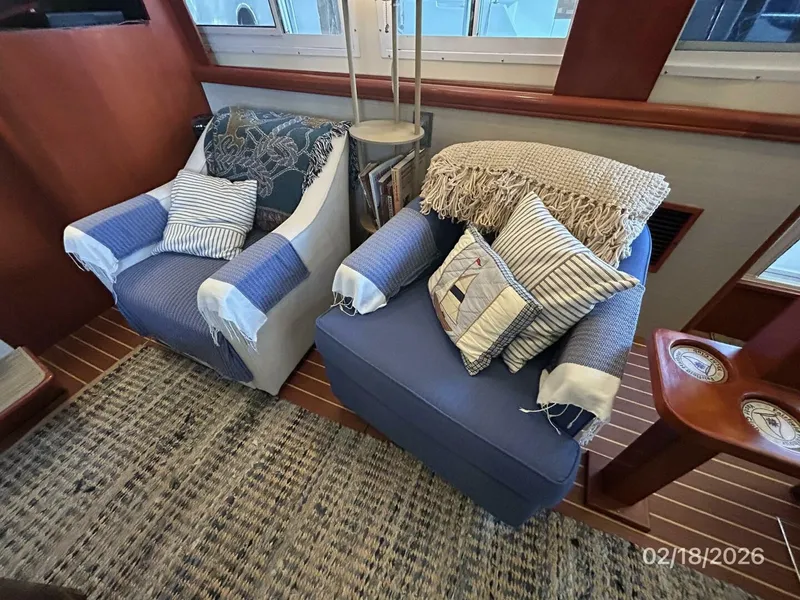 Slide: The Image of 43' Mainship salon port seating - 5961278