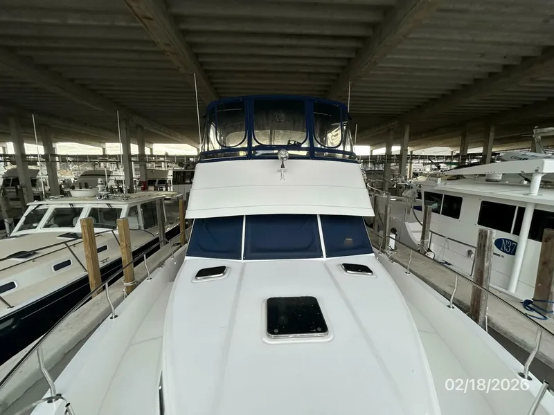 Slide: The Image of 43' Mainship foredeck aft - 5961200