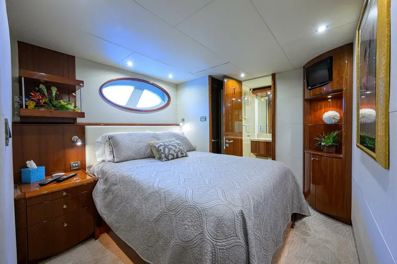 Slide: The Image of Lazzara 80 WILLYN - Port Guest Stateroom 2007 Lazzara 80 Flybridge Motoryacht WILLYN - 5962877