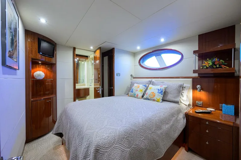 Slide: The Image of Lazzara 80 WILLYN - Starboard Guest Stateroom 2007 Lazzara 80 Flybridge Motoryacht WILLYN - 5962881