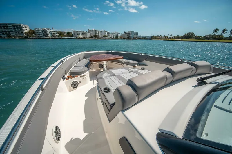 Slide: The Image of Boston Whaler 420 Outrage 2023 - 7679526