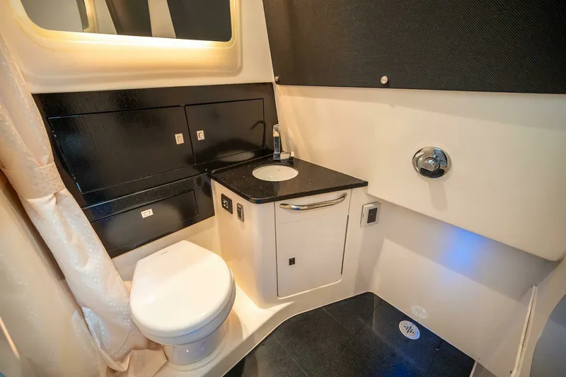 Slide: The Image of Boston Whaler 420 Outrage 2023 - 7679533