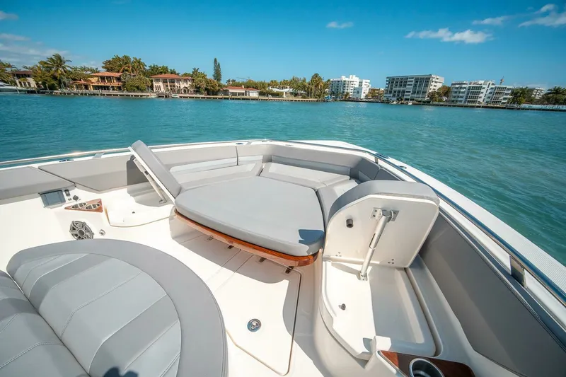 Slide: The Image of Boston Whaler 420 Outrage 2023 - 7679511