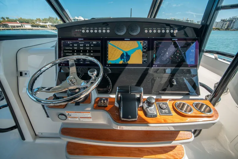 Slide: The Image of Boston Whaler 420 Outrage 2023 - 5965434