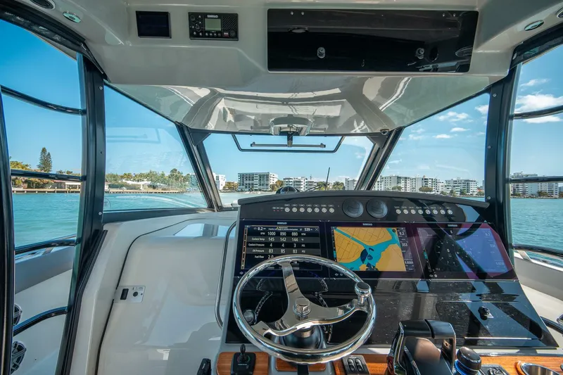Slide: The Image of Boston Whaler 420 Outrage 2023 - 5965435