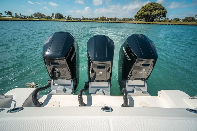 Slide: The Image of Boston Whaler 420 Outrage 2023 - 5965447