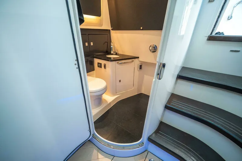 Slide: The Image of Boston Whaler 420 Outrage 2023 - 7679532