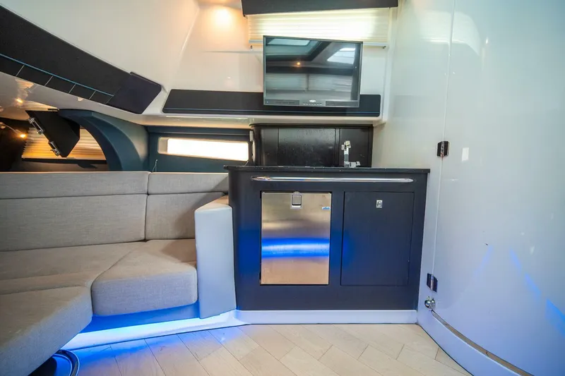 Slide: The Image of Boston Whaler 420 Outrage 2023 - 5965453