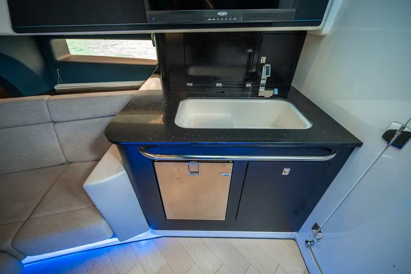 Slide: The Image of Boston Whaler 420 Outrage 2023 - 5965454