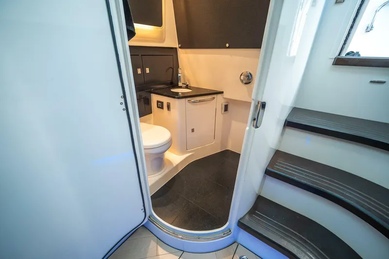 Slide: The Image of Boston Whaler 420 Outrage 2023 - 5965455