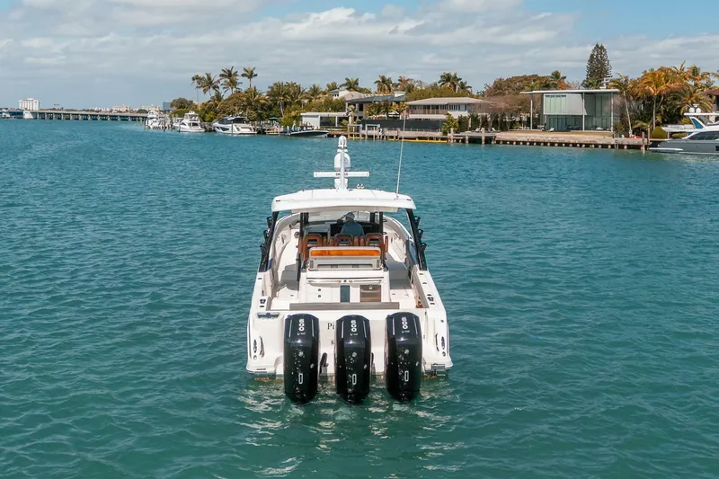 Slide: The Image of Boston Whaler 420 Outrage 2023 - 5965419