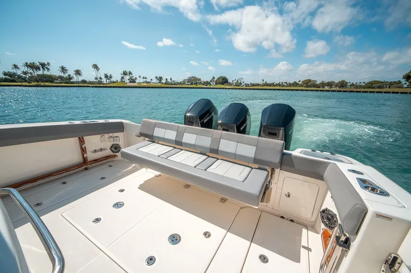 Slide: The Image of Boston Whaler 420 Outrage 2023 - 5965448