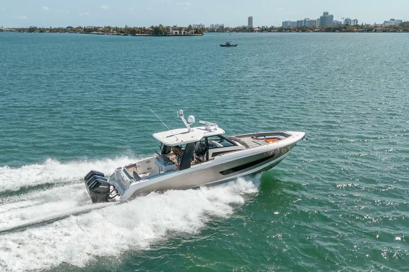 Slide: The Image of Boston Whaler 420 Outrage 2023 - 5965425