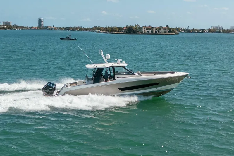 Slide: The Image of Boston Whaler 420 Outrage 2023 - 5965426