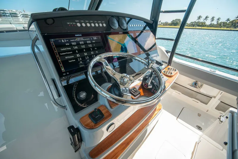 Slide: The Image of Boston Whaler 420 Outrage 2023 - 7679522