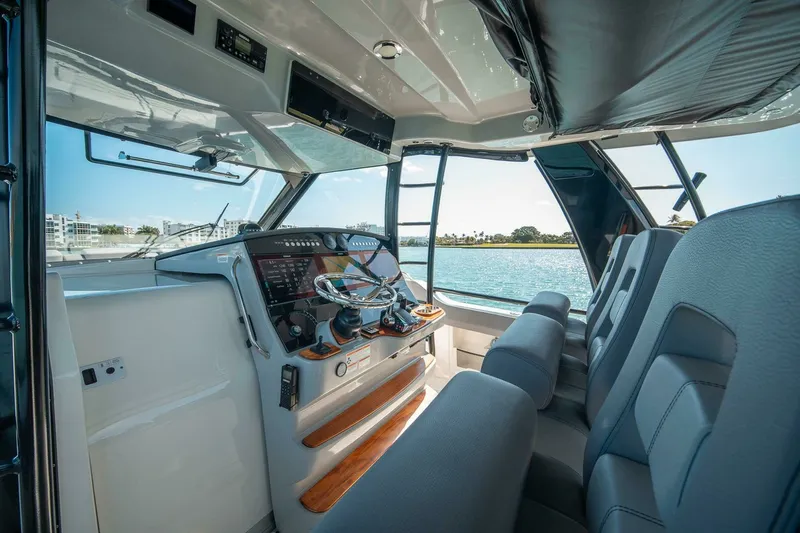 Slide: The Image of Boston Whaler 420 Outrage 2023 - 7679521