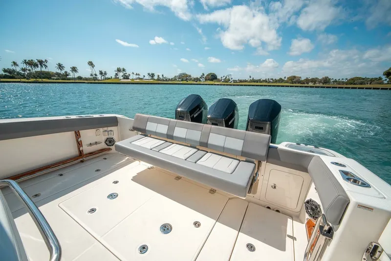 Slide: The Image of Boston Whaler 420 Outrage 2023 - 7679509