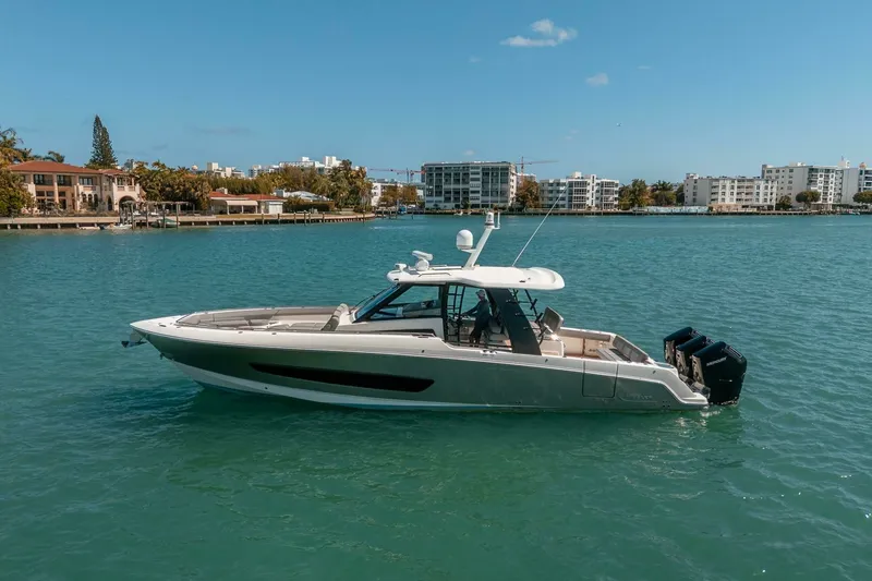 Slide: The Image of Boston Whaler 420 Outrage 2023 - 7679538