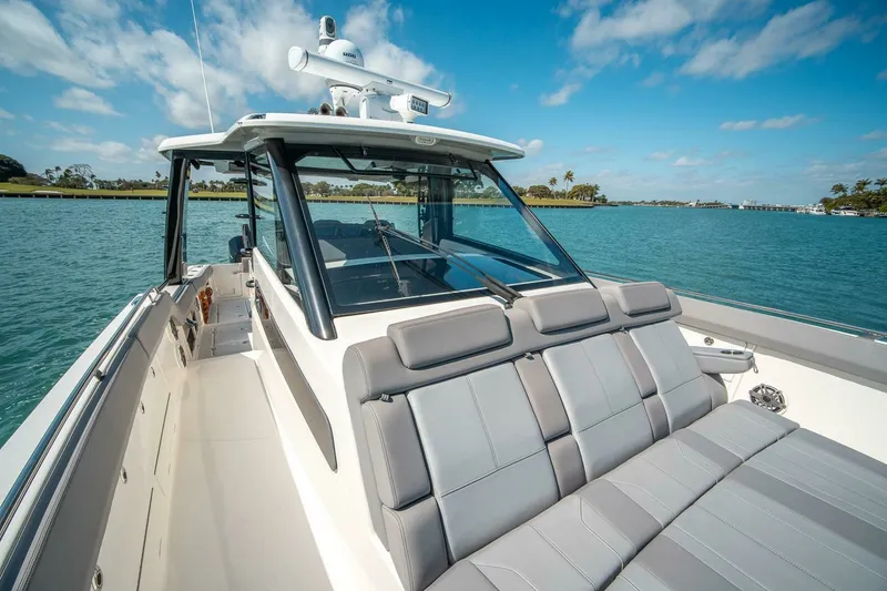 Slide: The Image of Boston Whaler 420 Outrage 2023 - 7679527