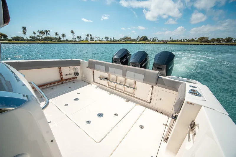 Slide: The Image of Boston Whaler 420 Outrage 2023 - 5965446