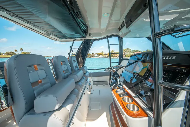 Slide: The Image of Boston Whaler 420 Outrage 2023 - 7679520