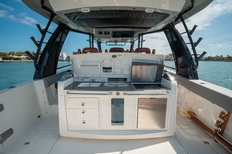 Slide: The Image of Boston Whaler 420 Outrage 2023 - 5965428