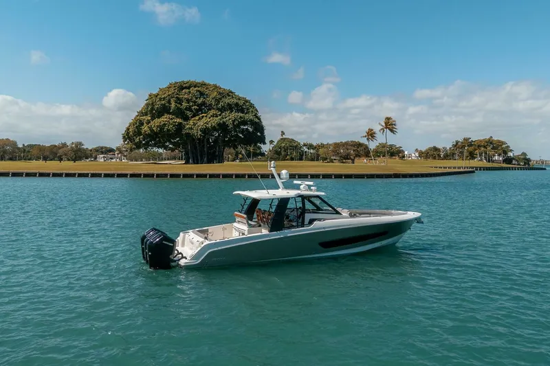 Slide: The Image of Boston Whaler 420 Outrage 2023 - 7679536