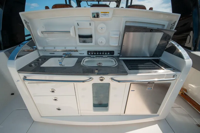 Slide: The Image of Boston Whaler 420 Outrage 2023 - 5965429