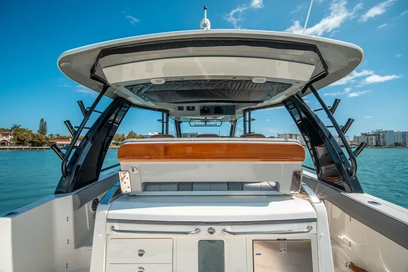 Slide: The Image of Boston Whaler 420 Outrage 2023 - 5965445