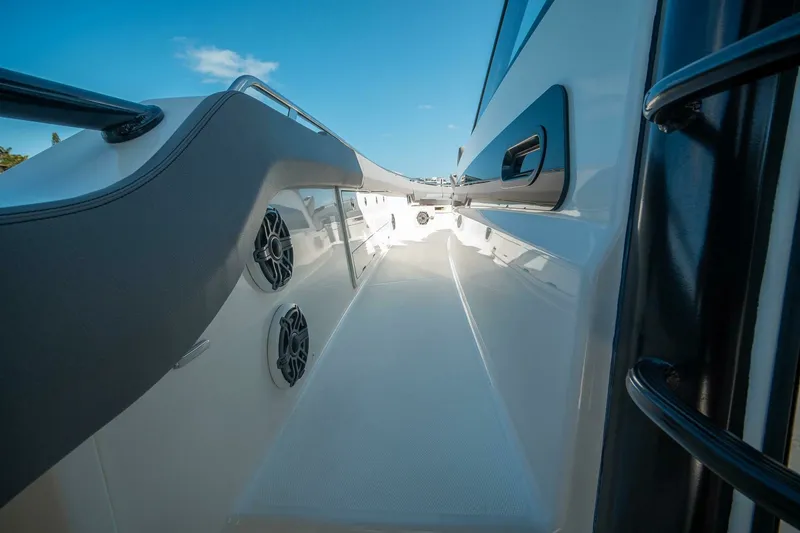 Slide: The Image of Boston Whaler 420 Outrage 2023 - 7679525