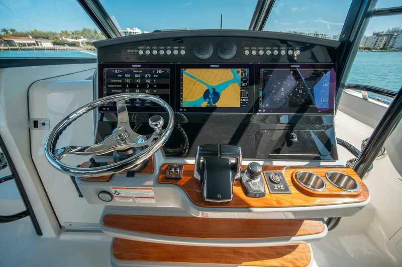 Slide: The Image of Boston Whaler 420 Outrage 2023 - 7679523
