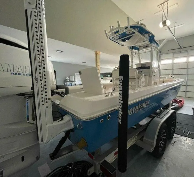 Slide: The Image of Everglades 243 Center Console 2020 - 5965075