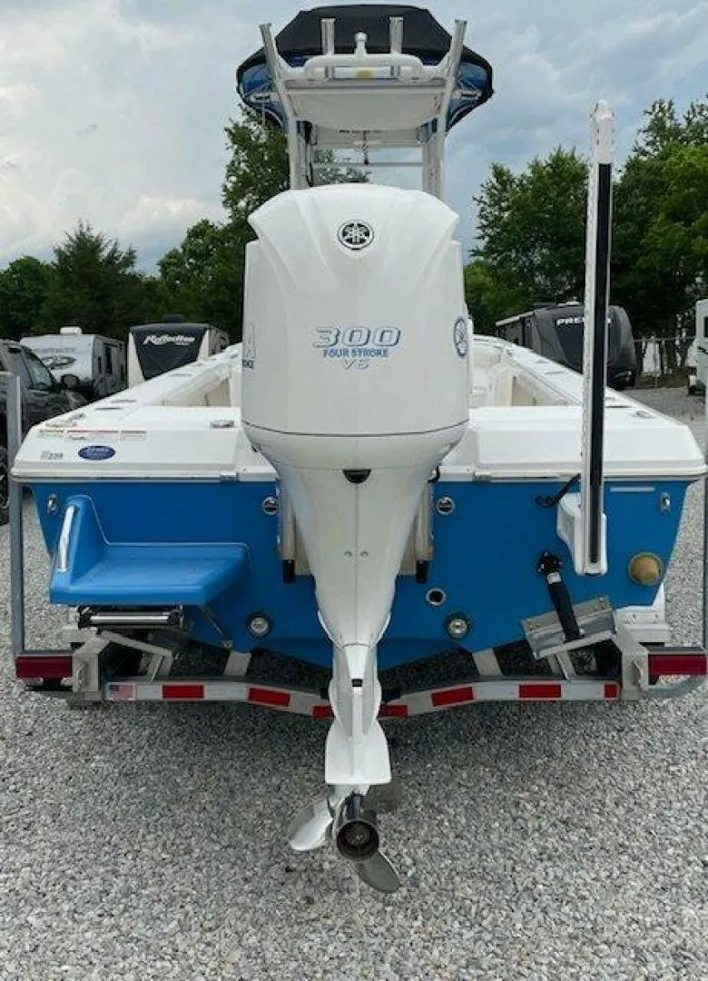 Slide: The Image of Everglades 243 Center Console 2020 - 5965076