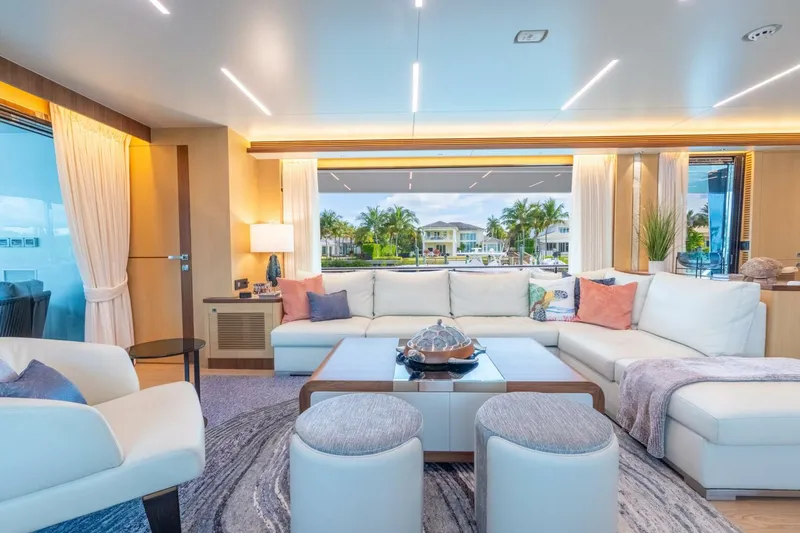 Slide: The Image of Horizon FD80 SHERI LYNN - Salon 2023 Horizon 80
SHERI LYNN - 5966344