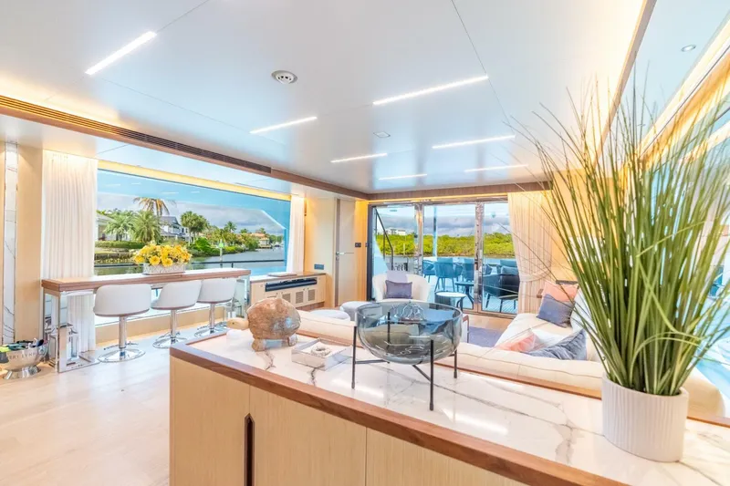 Slide: The Image of Horizon FD80 SHERI LYNN - Salon 2023 Horizon 80
SHERI LYNN - 5966354