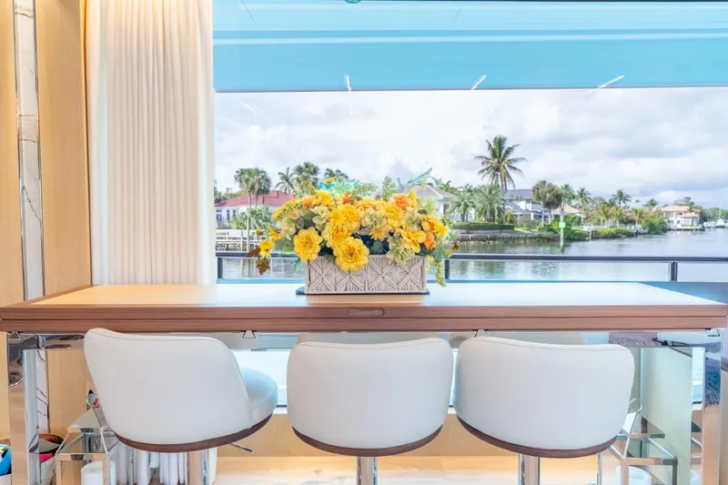 Slide: The Image of Horizon FD80 SHERI LYNN - Salon 2023 Horizon 80
SHERI LYNN - 5966350