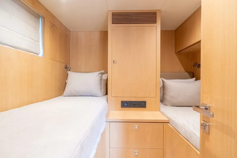 Slide: The Image of Horizon FD80 SHERI LYNN - Crew Quarters  2023 Horizon 80
SHERI LYNN - 5966977