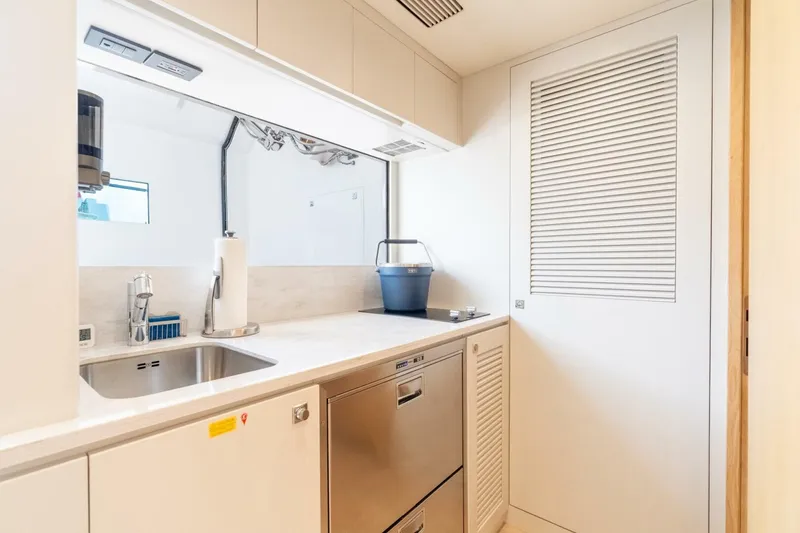 Slide: The Image of Horizon FD80 SHERI LYNN - Crew Quarters  2023 Horizon 80
SHERI LYNN - 5966978