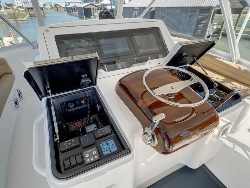 Slide: The Image of 2017 Viking 52 Convertible  - 5990054