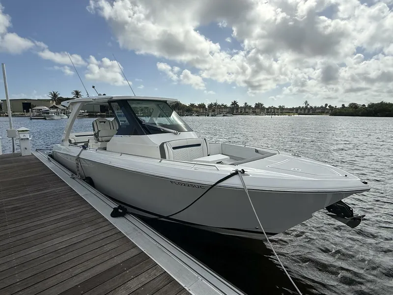 The Image of Tiara 34 LS 2021 - undefined