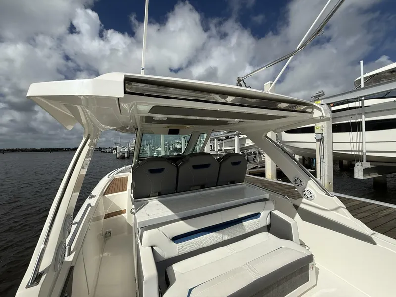 Slide: The Image of Tiara 34 LS 2021 - 5972763