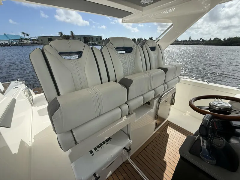 Slide: The Image of Tiara 34 LS 2021 - 5972759