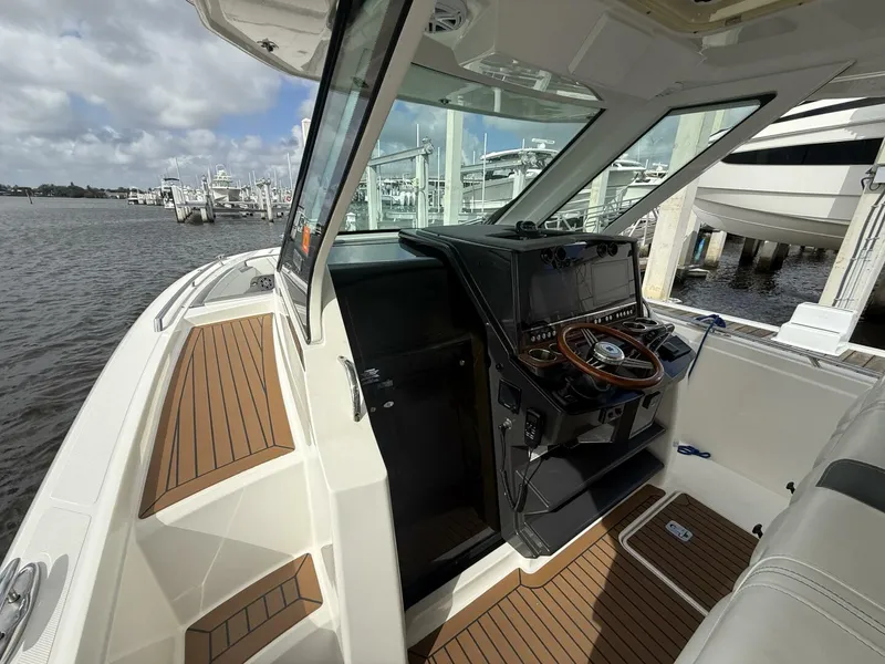 Slide: The Image of Tiara 34 LS 2021 - 5972760