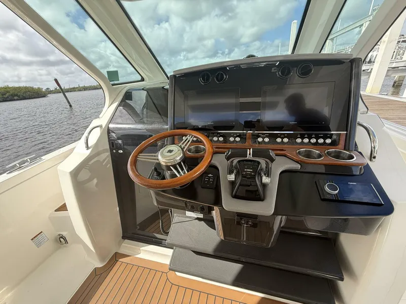 Slide: The Image of Tiara 34 LS 2021 - 5972758