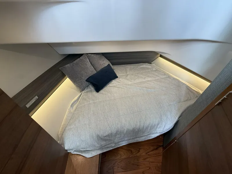 Slide: The Image of Tiara 34 LS 2021 - 5972761