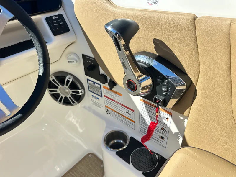 Slide: The Image of Sea Ray SDX 270 Outboard 2025 - 17