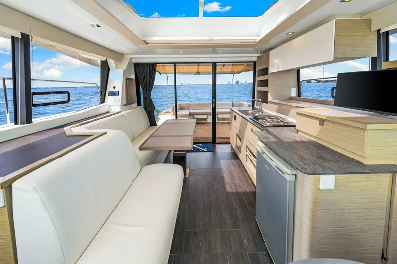 Slide: The Image of 2021 Fountaine Pajot MY4.S - Salon - 5995710