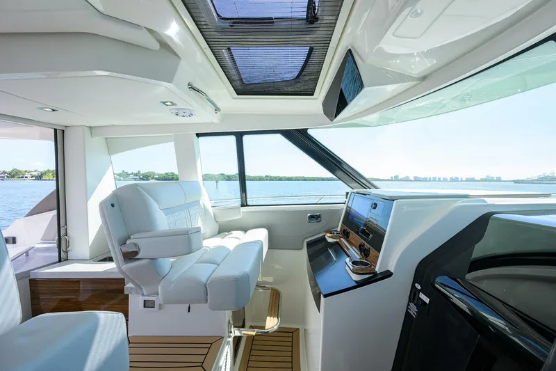 Slide: The Image of Tiara 43 - Helm  2022 43 Tiara 43 LE - 5968352